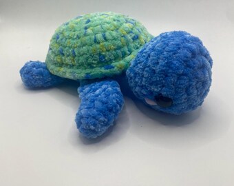 Tortuga de peluche de ganchillo: juguete azul y aguamarina