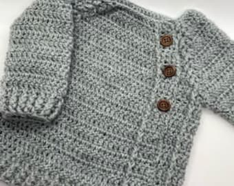 Suéter de bebé de crochet hecho a mano con detalle de botones
