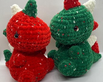 Dinosaurio navideño de peluche mediano a crochet, verde y rojo, hecho a pedido, envío rápido.