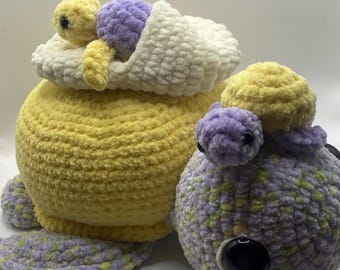 Familia de tortugas de peluche tejidas a crochet: mamá, huevo y dos bebés
