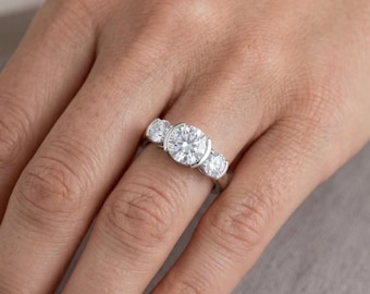 Anillo de compromiso de tres piedras con moissanita redonda de 1,3 quilates en plata de ley 925. Anillo de boda, anillo de promesa, anillo de aniversario, regalo para ella.