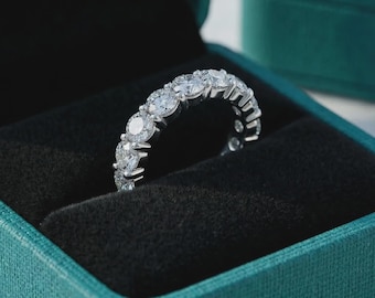 Anillo de eternidad de moissanita de talla redonda de 3,5 mm, alianza de boda apilable de plata de ley 925, regalo de aniversario para ella y su esposa.