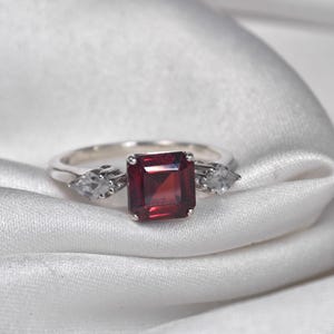 Anello con rubino sintetico da 2,10 ct / Anello a tre pietre con taglio Asscher / Dettagli in moissanite a losanga placcata diamanti / Gioiello pregiato fatto a mano