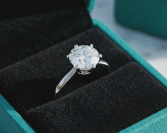 Anillo solitario de plata de ley 925 con diamante simulado de talla redonda de 1 quilate. Anillo de compromiso minimalista y delicado, ideal como regalo de aniversario para ella.