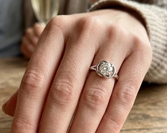 Anillo de compromiso solitario de moissanita de talla redonda de 0,50 ct, delicado anillo de plata de ley 925, anillo minimalista para propuesta de matrimonio, regalo apilable para aniversario
