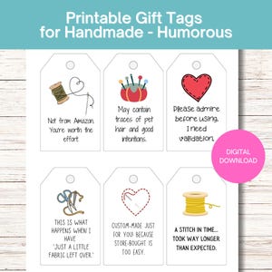 Könnte beinhalten: Druckbare Geschenkanhänger mit humorvollen Sprüchen über handgefertigte Artikel. Die Anhänger zeigen Illustrationen von Nähzubehör, darunter Faden, Schere, ein Nähkästchen und eine Garnrolle. Der Text auf den Anhängern enthält Sätze wie "Nicht von Amazon. Du bist den Aufwand wert." und "Ein Stich rechtzeitig... hat viel länger gedauert als erwartet."