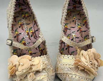 Irregular Choice Cortesan Schuhe UK 5 EU 38 | Gold-Creme Mary Jane Pumps mit Blumenmuster | Elegante Schuhe für Hochzeitsfeiern