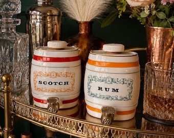 Decantadores antiguos de Royal Victoria Wade para ron y whisky escocés / Juego de dos piezas de cerámica inglesa para bar, década de 1950