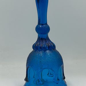 Campana vintage Fenton de cristal azul cobalto con textura. Decoración coleccionable para el hogar.