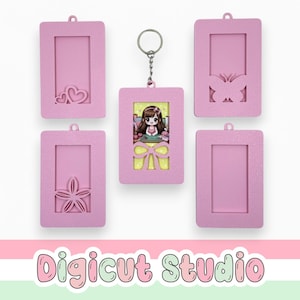 Puede incluir: Llaveros rectangulares rosas con recortes decorativos de corazones, una mariposa y una flor. Un llavero presenta una pequeña imagen de una chica de dibujos animados. El logotipo de Digicut Studio está en la parte inferior.