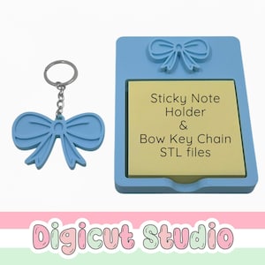 Op de afbeelding: Een lichtblauwe sleutelhanger in de vorm van een strik naast een lichtblauwe sticky note houder. De houder heeft een strik ontwerp en bevat een gele sticky note pad. Tekst op de houder luidt "Sticky Note Holder & Bow Key Chain STL files."
