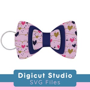 Llavero con lazo SVG. Llavero con lazo SVG. Etiqueta para bolso con lazo SVG. Lazo SVG. Accesorios para bolso escolar SVG. Llavero para bolso SVG. Llavero con lazo SVG. Archivo de corte HB103.