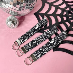 Llavero de pulsera de cosas espeluznantes en blanco y negro, llavero de Halloween, pulsera espeluznante, llavero de tela, soporte de llavero