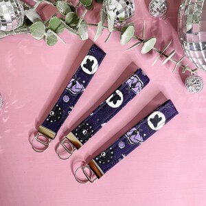 Lila Glittery Witchy Armband Schlüsselanhänger, Halloween Schlüsselanhänger, Hals Schlüsselband, Halloween Schlüsselanhänger