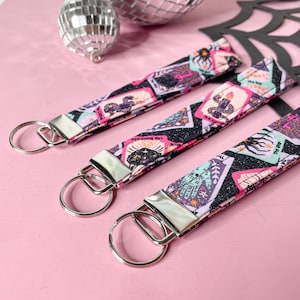 Llavero de pulsera con cartas del tarot en tonos pastel y purpurina, llavero de Halloween, llavero de pulsera espeluznante, llavero de tela, soporte para llavero