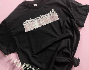 Camiseta "Não sou forte para uma garota, apenas forte", camiseta de academia, para garotas que levantam peso, presentes para levantadores de peso, camiseta para levantadores de peso, camiseta de treino