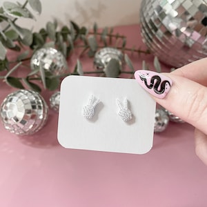 Skeleton Peace Sign Handgemaakte Stud Oorbellen, Handgetekende Oorbellen, Minimalistische Oorbel, RVS Berichten, Spooky Halloween Oorbellen,