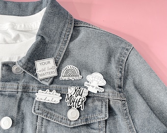 Pin artesanal de salud mental, pin de solapa, pin de corbata con punto y coma, pines para bolsos, pines para chaquetas vaqueras, pines para bolsas de gimnasio, regalo para terapeutas