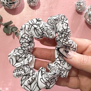 Zwarte en witte bloemenlijnen skinny scrunchie, kleine scrunchie, bloemen scrunchie