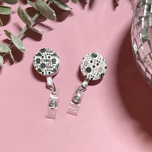 Porta-crachá retrátil com estampa "Lift Heavy", ideal para mulheres que praticam levantamento de peso, enfermeiros, professores e praticantes de powerlifting. Perfeito para quem ama academia.