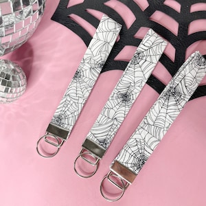 Portachiavi da polso con ragnatele in bianco e nero, portachiavi di Halloween, bracciale spettrale, portachiavi in tessuto, portachiavi