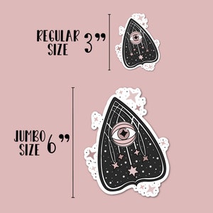 Puede incluir: Dos dise&ntilde;os de pegatinas en blanco y negro de un tri&aacute;ngulo negro con un ojo rosa y estrellas. El texto "REGULAR SIZE 3"" y "JUMBO SIZE 6"" se muestra junto a cada pegatina.