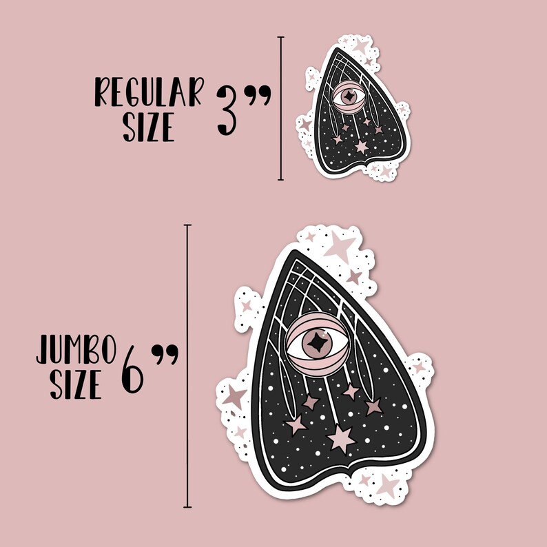 Puede incluir: Dos dise&ntilde;os de pegatinas en blanco y negro de un tri&aacute;ngulo negro con un ojo rosa y estrellas. El texto "REGULAR SIZE 3"" y "JUMBO SIZE 6"" se muestra junto a cada pegatina.