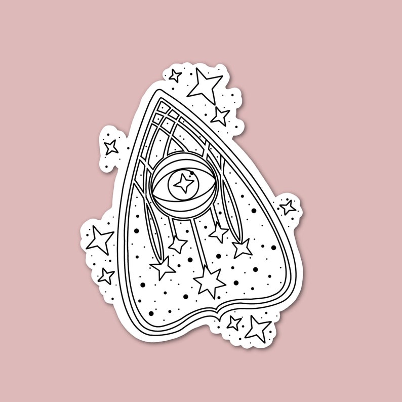 Puede incluir: Una ilustraci&oacute;n en blanco y negro de una planchette con un solo ojo y estrellas. La planchette tiene forma de coraz&oacute;n con una parte superior puntiaguda y una parte inferior redondeada. El ojo est&aacute; en el centro de la planchette y est&aacute; rodeado por un c&iacute;rculo de estrellas.