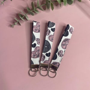 Llavero de pulsera con placa en forma de corazón de 45 lb rosa y gris, llavero de tela, soporte para llavero de levantamiento de pesas