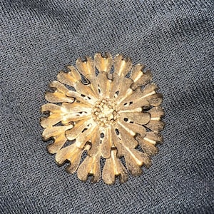 Broche vintage de flor de Monet cepillado y brillante