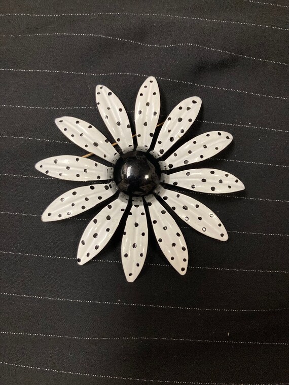 1960׳Signed mint polka dot daisy 3 inches