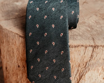 Premium tie in Paisley in fir green green