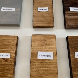 Pu&ograve; includere: Sei campioni di legno in diversi colori e finiture. I campioni sono etichettati con i seguenti nomi: Grigio argento, Rovere scuro, Noce, Pino rustico, Pino antico, Jacobeo.
