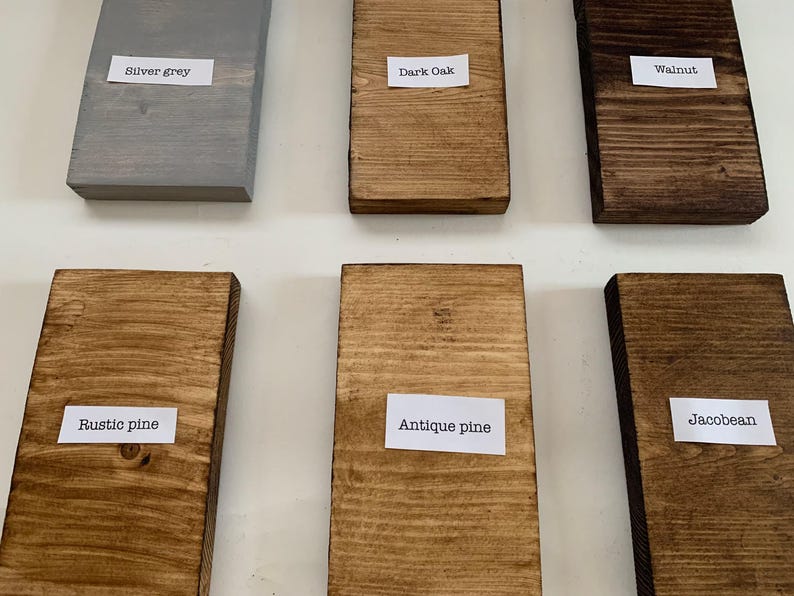 Pu&ograve; includere: Sei campioni di legno in diversi colori e finiture. I campioni sono etichettati con i seguenti nomi: Grigio argento, Rovere scuro, Noce, Pino rustico, Pino antico, Jacobeo.
