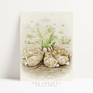 Può includere: Un'illustrazione ad acquerello di diversi conigli marrone chiaro che dormono in cerchio attorno a una grande pianta a foglie verdi. Lo sfondo è color beige chiaro con piccoli germogli verdi sparsi sul terreno. Il testo recita Art Society Print Shop.