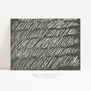 Peut inclure: Une impression d'art rectangulaire présentant un fond gris anthracite foncé recouvert d'un motif répétitif de gribouillis blancs, dessinés à la main, en boucles continues disposées en rangées horizontales. Le texte ART SOCIETY Print Shop apparaît en dessous.