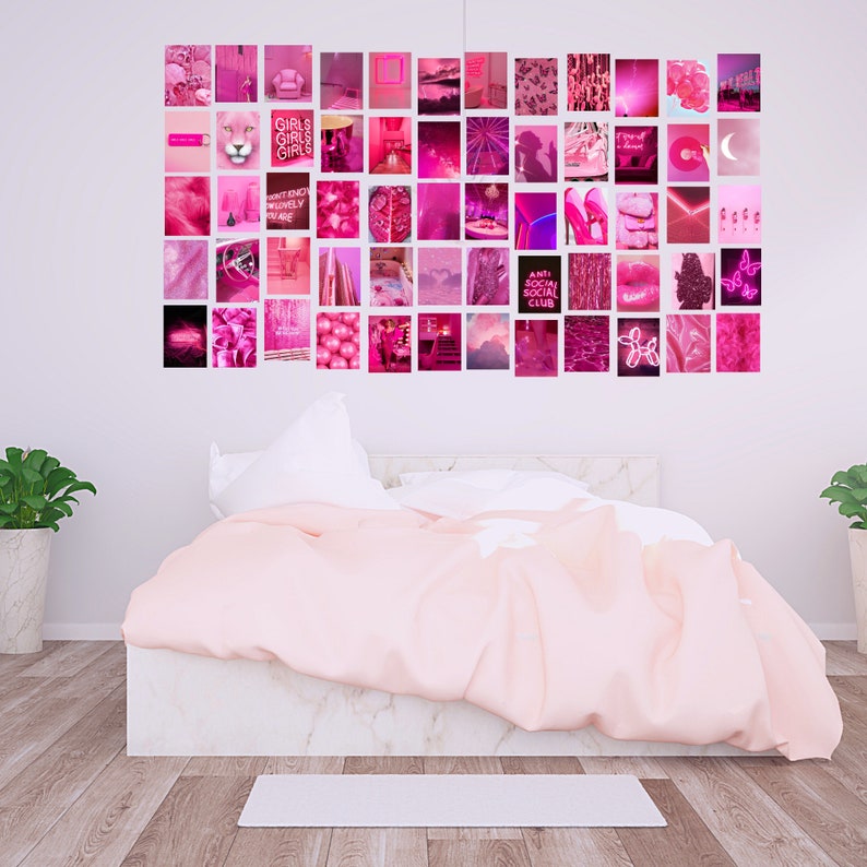 Peut inclure: Une chambre &agrave; coucher rose et blanche avec un lit et un mur recouvert d'un collage d'images esth&eacute;tiques roses. Le collage comprend des images de c&oelig;urs, de papillons, de l&egrave;vres et d'autres images sur le th&egrave;me du rose.