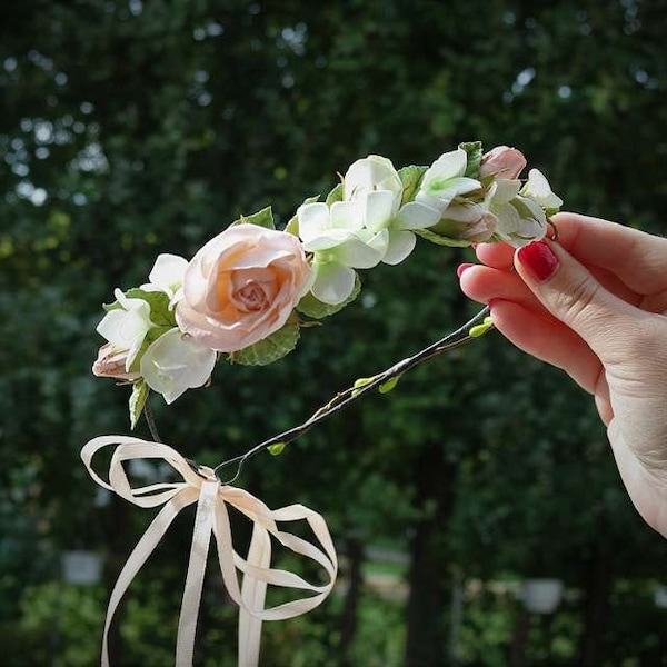 Zarter Blumenkranz mit feinsten Stoffblüten in Rosa-Weiß und Blattgrün aus Samt und Stoff