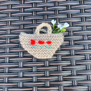 Bolso de mano tejido a mano / bandolera para rana, muñeca, rana de bolsillo. Rana de apoyo emocional de Dot Pebbles Pattern. Accesorio de rana lindo e ideal.