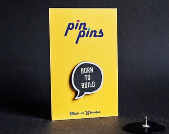 ¡Nacido para construir! ¡Pin de arquitecto y constructor! - Insignia, broche, pin de profesión, idea de regalo original, pin de accesorios de ropa, negro y latón