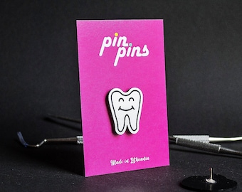 ¡Pin de diente feliz sonriente! - insignias, dentista, dientes, higienista dental, regalo del personal, asistente dental, alfiler médico, hada de los dientes, negro y latón