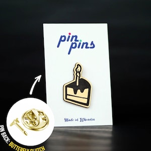 Può includere: Uno spillo in legno con un design di torta di compleanno nero e giallo. Lo spillo ha una chiusura a farfalla sul retro. Lo spillo è realizzato in Lituania. pin-pins