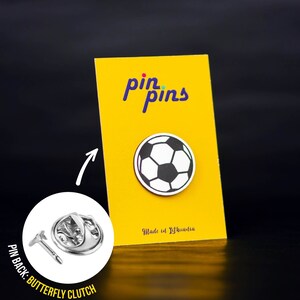 De Speld van de Bal van het Voetbalvoetbal! - Broche, Badges, voetballer, Kleding accessoire speld, Sport pin, Geschenken voor voetbal fans zwart & messing