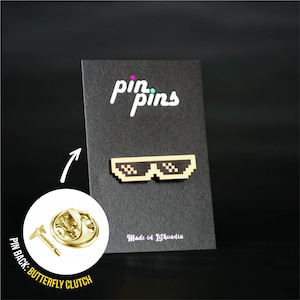 Mem z okularami przeciwsłonecznymi Thug Life! - Pin z memem, zabawny pin, oryginalny prezent, pin z dodatkiem do odzieży, okulary przeciwsłoneczne Pixel Cool, czarne i mosiężne