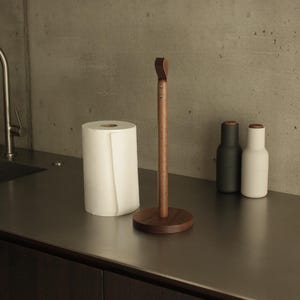 Portarotolo di carta da cucina minimalista in noce - Portarotolo da cucina in legno / Japandi, moderno, fatto a mano, ecologico, per la cucina o la sala da pranzo
