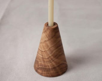 Handgjord ljusstake i ek: Minimalistisk kon, skandinavisk inredning