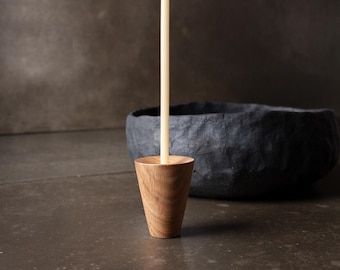 Handgjord konisk ljusstake i ekträ: Minimalistisk skandinavisk inredning