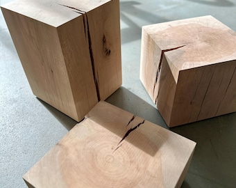 Kubbord i massiv valnöt – Handgjort minimalistiskt rullande blockbord – Skulpturala trämöbler