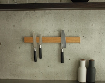 Handgjord magnetisk knivhållare i ek, väggmonterad display: Japandi köksförvaring - 50 cm