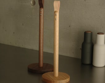 Portarrollos de papel de cocina moderno de roble o nogal hecho a mano.